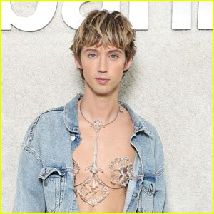 troye sivan nudes|Troye Sivan Talks Going Nude & Showing His Body in Sexy。